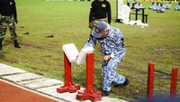 Menteri PUPR Basuki Hadimuljono melakukan aksi demo ketangkasan di acara penutupan pelatihan bela negara bagi PPK dan Pokja PBJ Kementerian PUPR Tahun 2022 di Markas Grup 2 Kopassus Kandang Menjangan.
