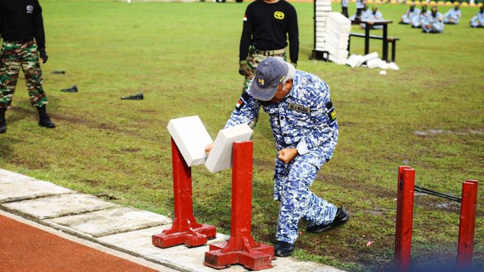 Menteri PUPR Basuki Hadimuljono melakukan aksi demo ketangkasan di acara penutupan pelatihan bela negara bagi PPK dan Pokja PBJ Kementerian PUPR Tahun 2022 di Markas Grup 2 Kopassus Kandang Menjangan. Basuki beraksi memecahkan balok beton, sedangkan Komandan Grup 2 Kopassus mematahkan besi.