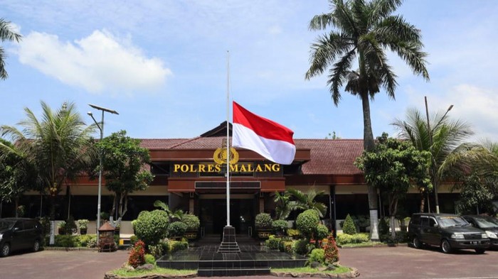 Bendera setengah tiang peringati 40 hari Tragedi Kanjuruhan