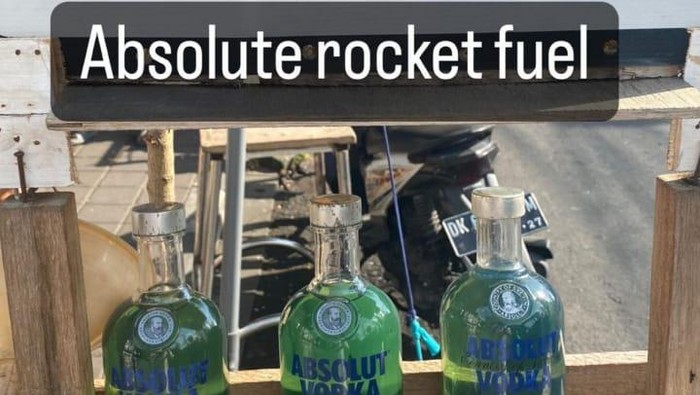 Bensin eceran di botol miras