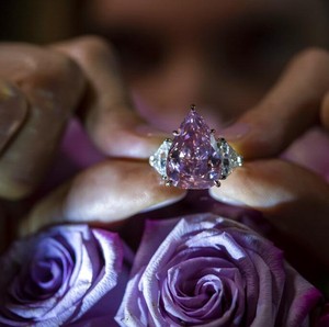 Berlian Pink Bentuk Pir Dilelang, Terjual Rp 321 Miliar