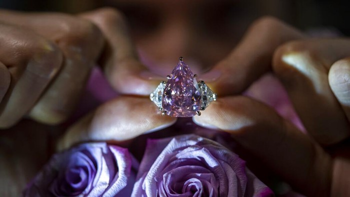 Berlian Fortune Pink Berlian bernama The Fortune Pink seberat 18,18 karat terjual Rp 321 miliar di pelelangan Christies di Jenewa, Swiss.