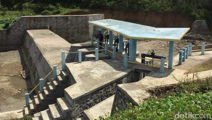 Pembangunan proyek jaringan irigasi DI Waru-waru senilai Rp 60 miliar di Kabupaten Bone, Sulawesi Selatan (Sulsel) tersendat.