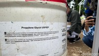“Tadi Anda juga lihat di (gudang) ada mengoplos. Ada drum yang dioplos, jadi mereka mencampur EG dan DEG dengan air kelihatannya. Kemudian dikasih label bahwa ini propilen glikol. Ada proses pemalsuan seperti itu,” kata Kepala BPOM Penny K Lukito. Foto: Vidya Pinandhita/detikHealth