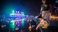 Selain lampion, warga juga bisa melepaskan krathong di air.