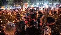 Festival ini dianggap sama romantisnya dengan hari Valentine, karena pada saat itu bulan purnama bersinar indah dan kemudian melihat ribuan cahaya berpendar di udara.