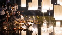 Lampion yang diluncurkan ini sebagai bentuk penghormatan kepada dewa dan diharapkan untuk membuang nasib buruk serta kemalangan pergi ke udara.