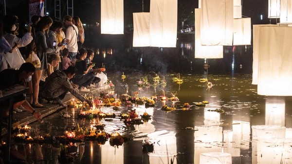 Lampion yang diluncurkan ini sebagai bentuk penghormatan kepada dewa dan diharapkan untuk membuang nasib buruk serta kemalangan pergi ke udara. Lampion yang diluncurkan ini sebagai bentuk penghormatan kepada dewa dan diharapkan untuk membuang nasib buruk serta kemalangan pergi ke udara.