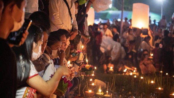 Dalam festival ini sering kali orang mengucapkan doa singkat sebelum meluncurkan lampion atau krathong. Dalam festival ini sering kali orang mengucapkan doa singkat sebelum meluncurkan lampion atau krathong.