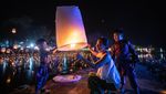 Cahaya Lampion Hiasi Langit Thailand Saat Festival Bulan Purnama