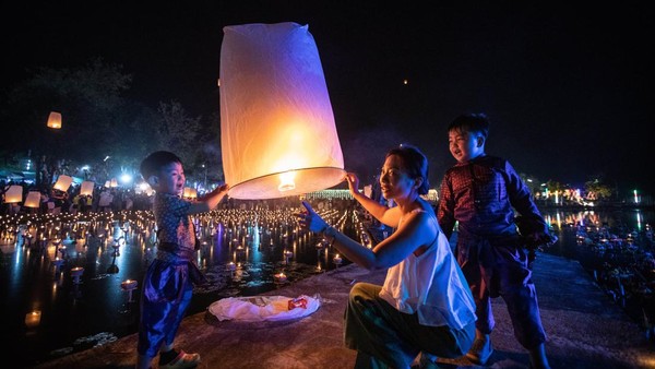 Sebuah keluarga memegang lampion selama Festival Yi Peng & Loy Krathong di Doi Saket, Chiang Mai, Thailand, Selasa (8/11/2022). Sebuah keluarga memegang lampion selama Festival Yi Peng & Loy Krathong di Doi Saket, Chiang Mai, Thailand, Selasa (8/11/2022).
