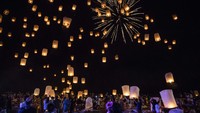 Ditambah adanya kembang api di antara lampion menambah kesan indah di festival ini.