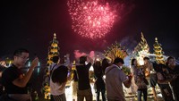 Festival Yi Peng & Loy Krathong merupakan festival yang diadakan setiap bulan purnama di bulan kedua menurut kalender Lunar Lanna.
