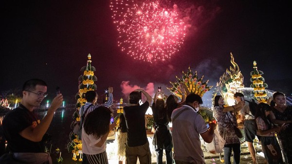 Festival Yi Peng & Loy Krathong merupakan festival yang diadakan setiap bulan purnama di bulan kedua menurut kalender Lunar Lanna. Festival Yi Peng & Loy Krathong merupakan festival yang diadakan setiap bulan purnama di bulan kedua menurut kalender Lunar Lanna.
