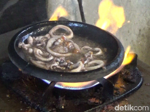 Kelezatan Cumi Sambal Cobek Bakar, Pedasnya Nampol!