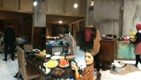 Terlihat di dalam video Ashanty tersebut ia tengah dijamu makan oleh keluarga Mulan Jameela. Suasana dapur pun jadi sibuk karena memasak banyak makanan. Foto: Instagram