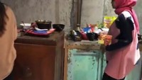 Di dapurnya Ahmad Dhani dan Mulan Jamila terdapat banyak barang-barang jadul. Mulai dari meja, lemari hingga kursi yang berbahan kayu. Foto: Instagram