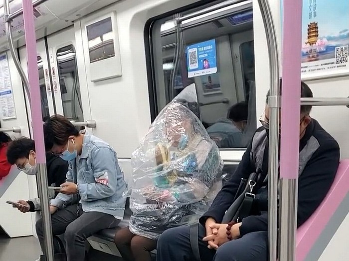 Demi Bisa Makan Pisang, Wanita Ini Bungkus Dirinya Pakai Plastik di Kereta