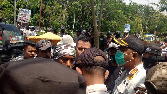Suasana saat massa aksi demo di depan Kantor Bupati Manggarai Barat menolak kenaikan NJOP Tanah