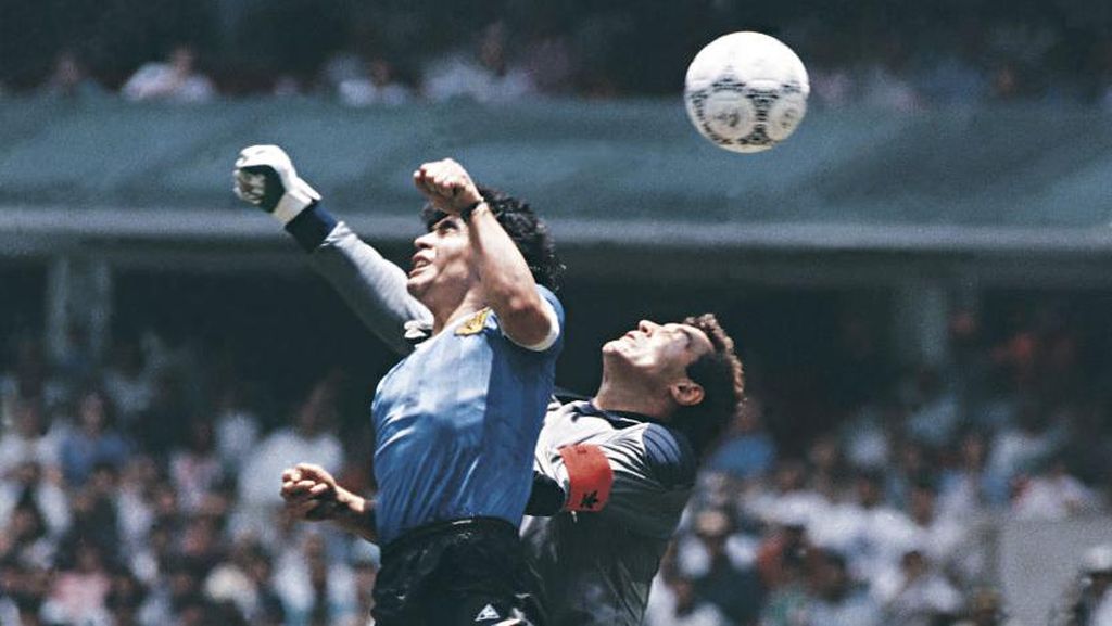 Bola Gol Tangan Tuhan Maradona Akan Dilelang Pekan Depan