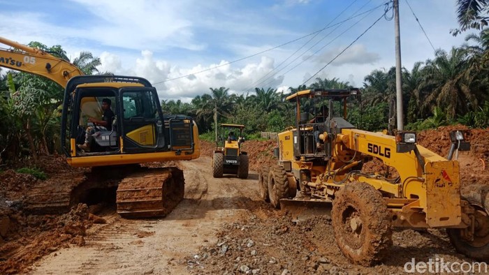 Dinas PUPR Riau mulai memperbaiki jalan rusak di daerah Batang Cenaku, Indragiri Hulu.