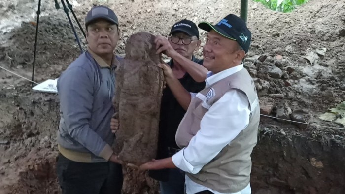 Disparbud Trenggalek Kembali Temukan Arca saat Ekskavasi Situs Gondang