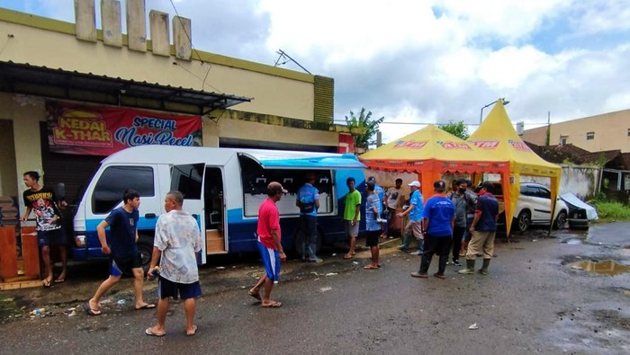 dispendukcapil banyuwangi Jemput Bola Bantu Pemulihan Adminduk Korban Banjir Kalibaru