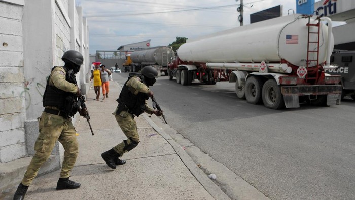 Distribusi BBM di Haiti Dijaga Polisi Bersenjata, Begini Momennya Police escort a tanker truck carrying fuel after distribution was halted for almost two months, in Port-au-Prince, Haiti November 8, 2022. REUTERS/Ralph Tedy Erol
