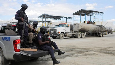 Polisi Bersenjata Jaga Distribusi BBM di Haiti, Begini Momennya