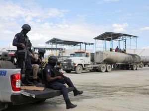 Polisi Bersenjata Jaga Distribusi BBM di Haiti, Begini Momennya