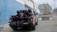 Polisi mengawal truk tangki yang membawa bahan bakar setelah distribusi terhenti selama hampir dua bulan, di Port-au-Prince, Haiti.
