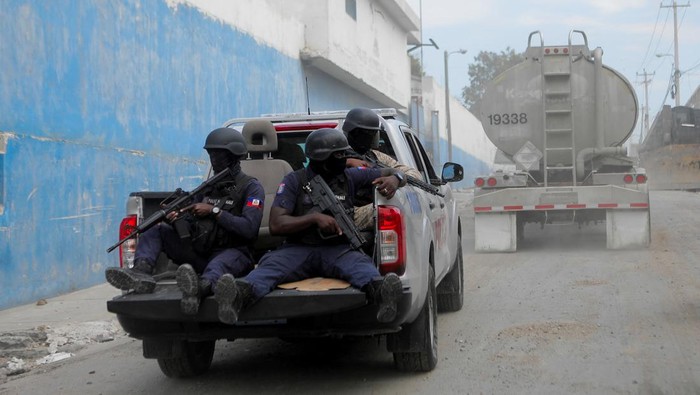 Distribusi BBM di Haiti Dijaga Polisi Bersenjata, Begini Momennya Police escort a tanker truck carrying fuel after distribution was halted for almost two months, in Port-au-Prince, Haiti November 8, 2022. REUTERS/Ralph Tedy Erol