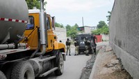 Polisi mengawal truk tangki yang membawa bahan bakar setelah distribusi terhenti selama hampir dua bulan, di Port-au-Prince, Haiti, Selasa (8/11/2022).