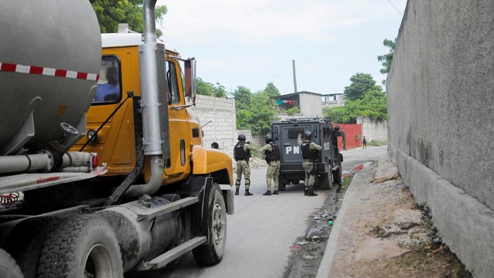 Police escort a tanker truck carrying fuel after distribution was halted for almost two months, in Port-au-Prince, Haiti November 8, 2022. REUTERS/Ralph Tedy Erol
