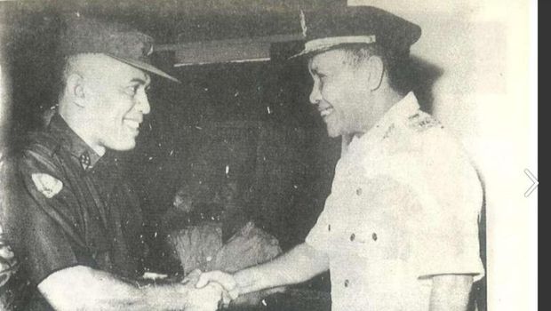 Dokter Soeharto menerima kunjungan Jenderal AH Nasution di Gedung Pola, Jakarta. Nasution pernah memberinya pangkat Kapten Kehormatan atas jabatan sebagai Ketua AMP. Sebagai Ketua Front Pembebasan Irian Barat, Nasution memberinya pangkat Kolonel.