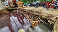 Para pengendara melintas di samping dua alat berat yang terparkir pada proyek galian di Jl Daan Mogot KM 13, Jakarta Barat, Rabu (9/11/2022).