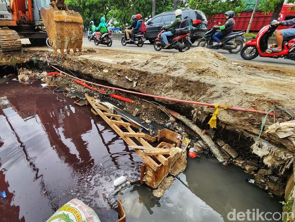 Duh, Parkir Alat Berat Ini Bikin Jalan Daan Mogot Makin Macet