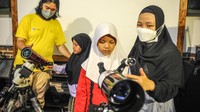Mahasiswa ITB menggelar edukasi kepada anak untuk mengenal ilmu astronomi serta fenomena gerhana bulan dengan peralatan pengamatan seperti teleskop.
