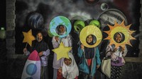 Sejumlah anak berfoto dengan alat peraga fase gerhana bulan di Observatorium Imah Noong, Lembang, Kabupaten Bandung Barat, Jawa Barat, Selasa (8/11/2022).