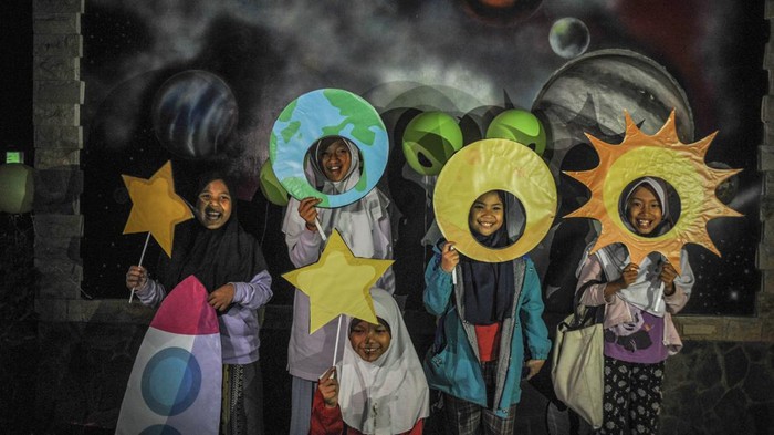 EDUKASI ASTRONOMI BAGI ANAK Mahasiswa jurusan Astronomi Institut Teknologi Bandung memberikan materi mengenai fungsi teleskop di observatorium Imah Noong, Lembang, Kabupaten Bandung Barat, Jawa Barat, Selasa (8/11/2022). Mahasiswa ITB menggelar edukasi kepada anak untuk mengenal ilmu astronomi serta fenomena gerhana bulan dengan peralatan pengamatan seperti teleskop. ANTARA FOTO/Raisan Al Farisi/tom.