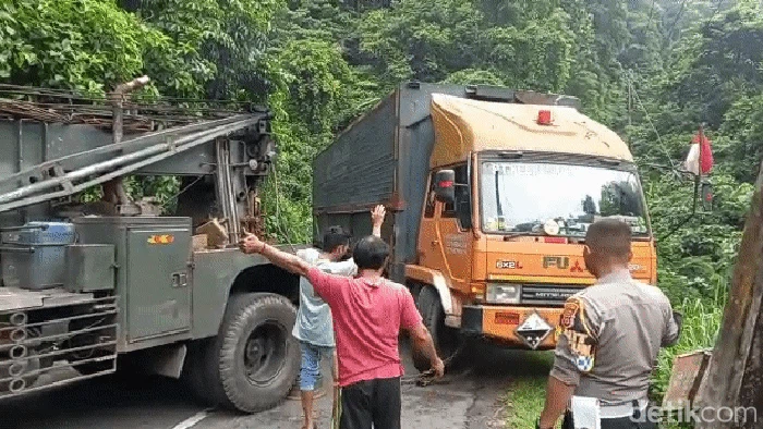Evakuasi truk kontainer di tanjakan ekstrim Cisarakan.
