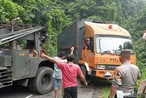 Sempat Terparkir di Tanjakan Ekstrem, Truk Kontainer Berhasil Dievakuasi