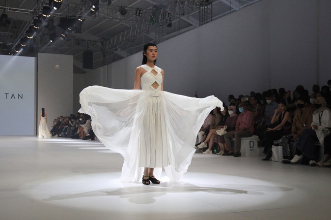 Rancangan terbaru Jeffry Tan di Jakarta Fashion Week 2023, bertempat di Pondok Indah Mall 3, Kamis [27/10/2022].  Foto: Ari Saputra/Detikcom.