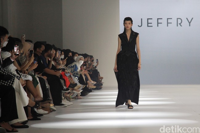 Rancangan terbaru Jeffry Tan di Jakarta Fashion Week 2023, bertempat di Pondok Indah Mall 3, Kamis [27/10/2022]. Foto: Ari Saputra/Detikcom.