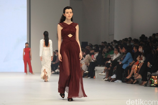 Rancangan terbaru Jeffry Tan di Jakarta Fashion Week 2023, bertempat di Pondok Indah Mall 3, Kamis [27/10/2022]. Foto: Ari Saputra/Detikcom.