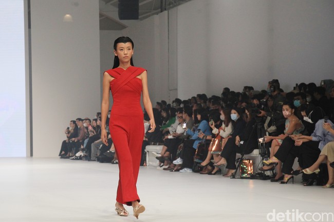 Rancangan terbaru Jeffry Tan di Jakarta Fashion Week 2023, bertempat di Pondok Indah Mall 3, Kamis [27/10/2022].  Foto: Ari Saputra/Detikcom.