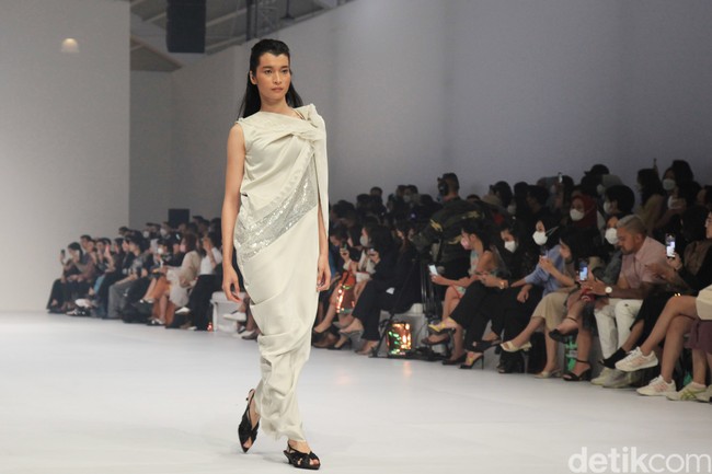 Rancangan terbaru Jeffry Tan di Jakarta Fashion Week 2023, bertempat di Pondok Indah Mall 3, Kamis [27/10/2022]. Foto: Ari Saputra/Detikcom.