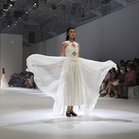 Rancangan terbaru Jeffry Tan di Jakarta Fashion Week 2023, bertempat di Pondok Indah Mall 3, Kamis [27/10/2022].  Foto: Ari Saputra/Detikcom.