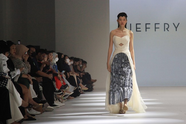 Rancangan terbaru Jeffry Tan di Jakarta Fashion Week 2023, bertempat di Pondok Indah Mall 3, Kamis [27/10/2022]. Foto: Ari Saputra/Detikcom.