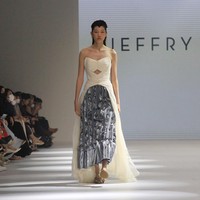 Rancangan terbaru Jeffry Tan di Jakarta Fashion Week 2023, bertempat di Pondok Indah Mall 3, Kamis [27/10/2022]. Foto: Ari Saputra/Detikcom.